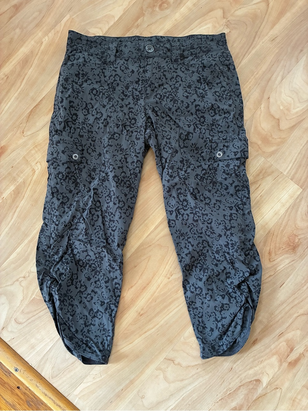 Eddie Bauer Women’s Floral Pattern Cropped Athletic Cargo Pants size 2